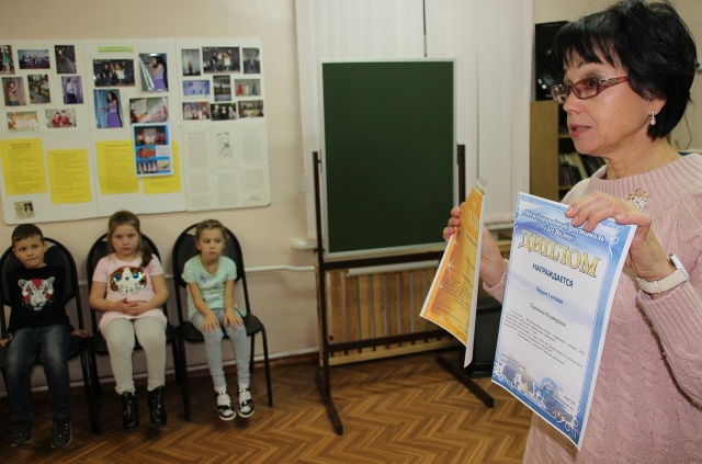 Аверкина с дипломами.jpg